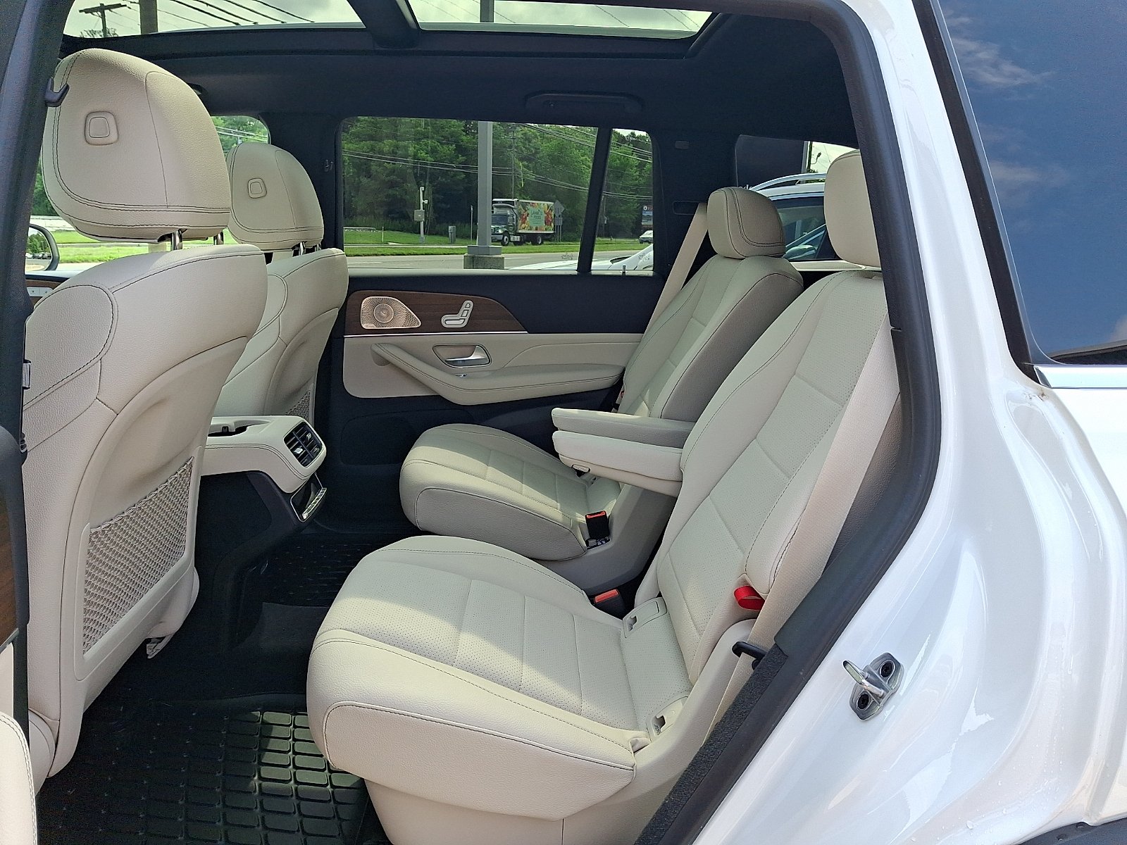 Certified Used 2025 Polar White Mercedes-Benz 4MATIC® image 10