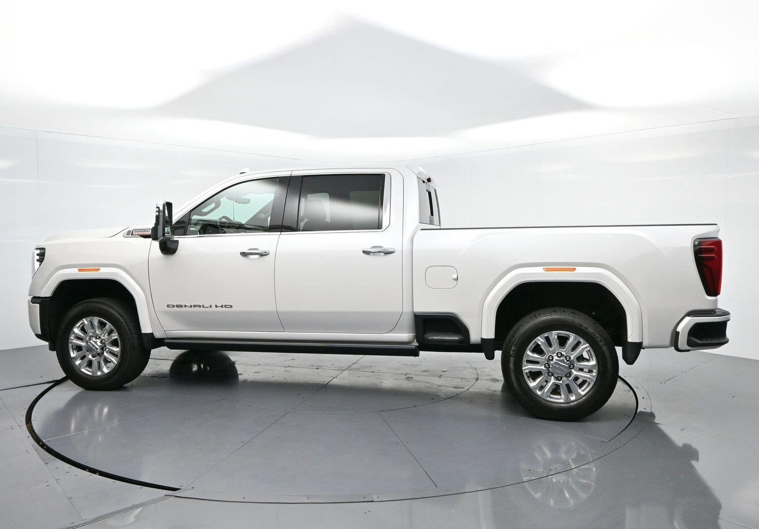 Used 2025 White Frost Tricoat GMC Denali image 5