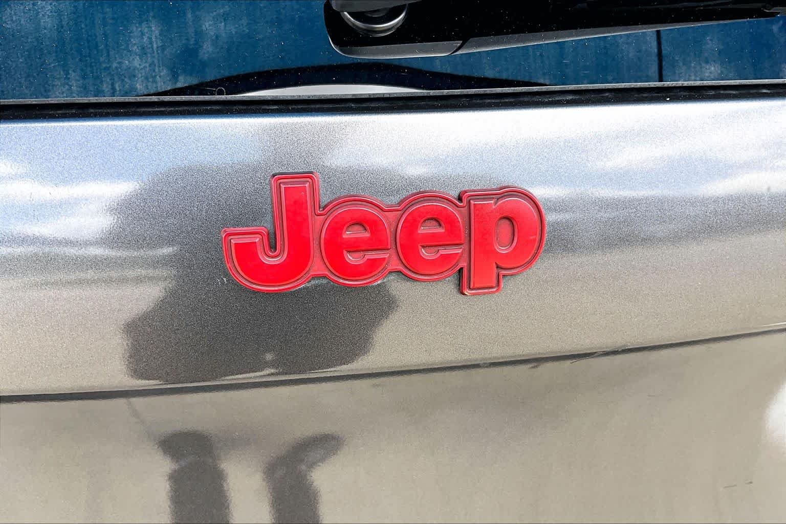 Used 2017 Granite Crystal Metallic Clearcoat Jeep Altitude image 29