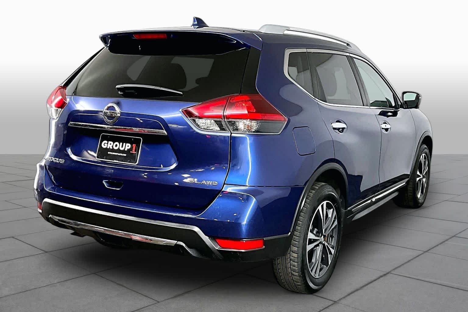 Used 2018 Caspian Blue Nissan SL image 13