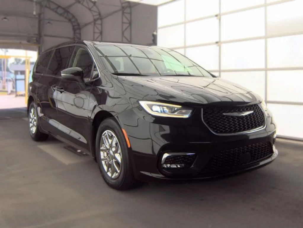 Used 2023 Black Chrysler Touring L image 4