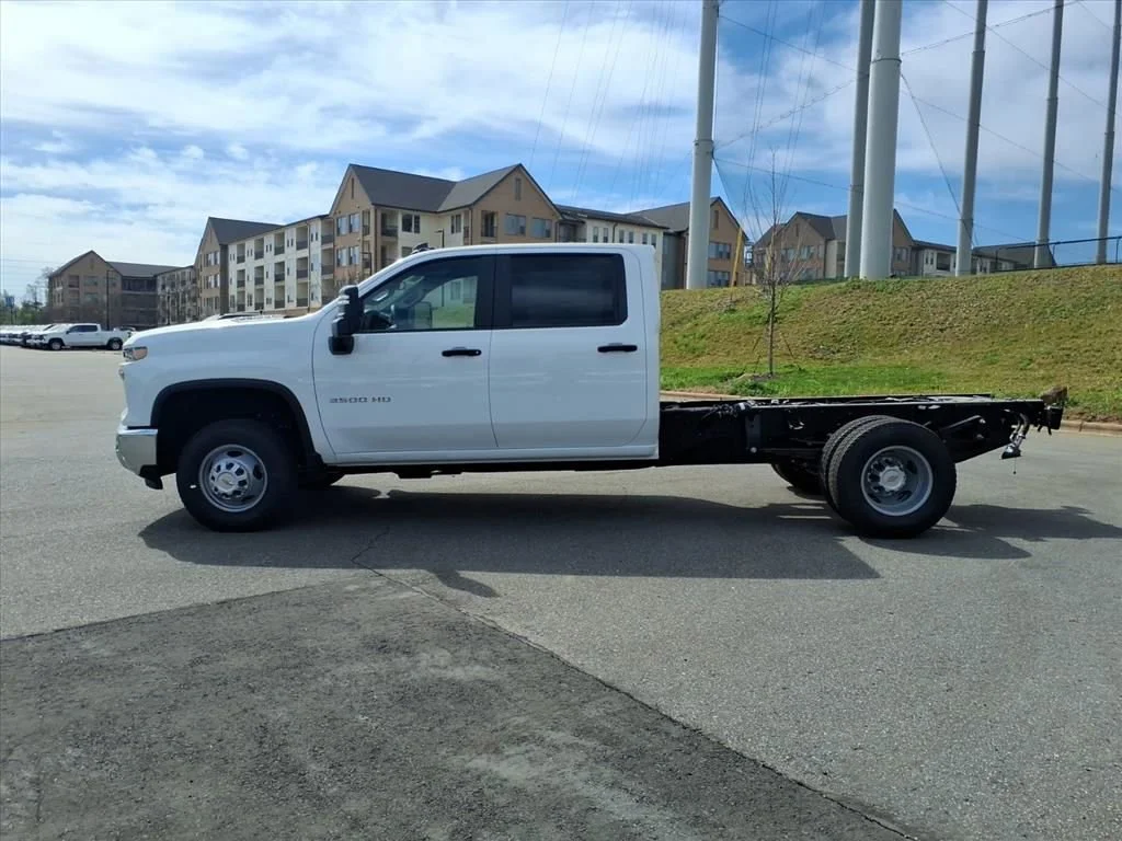 New 2026 Summit White Chevrolet Work Truck image 30