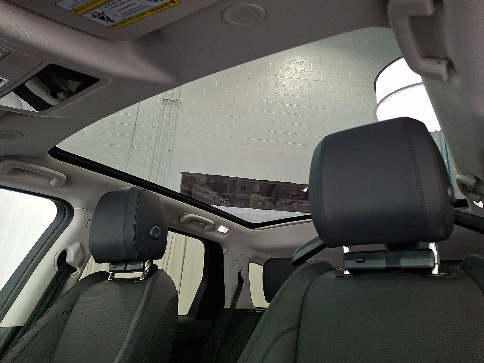 Certified Used 2025 Fuji White Land Rover  image 13