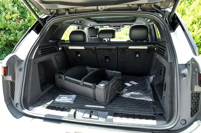 New 2026 Ostuni Pearl White Premium Metallic Land Rover Dynamic SE image 62