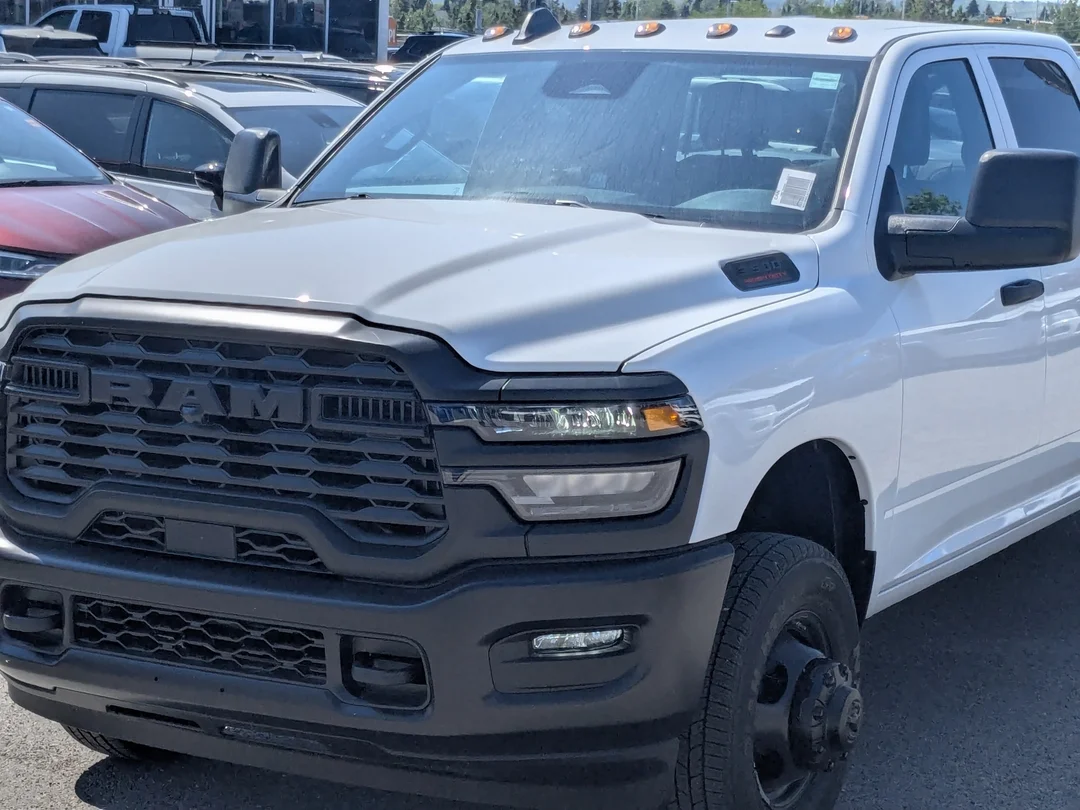 New 2026 White RAM Tradesman - - 4x4 - 6.4L HEMI V8 - Uconnect 5 w/ 8.4 Screen - Apple CarPlay & More! image 10