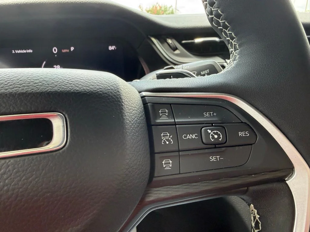 Used 2024 Red Jeep Altitude image 21