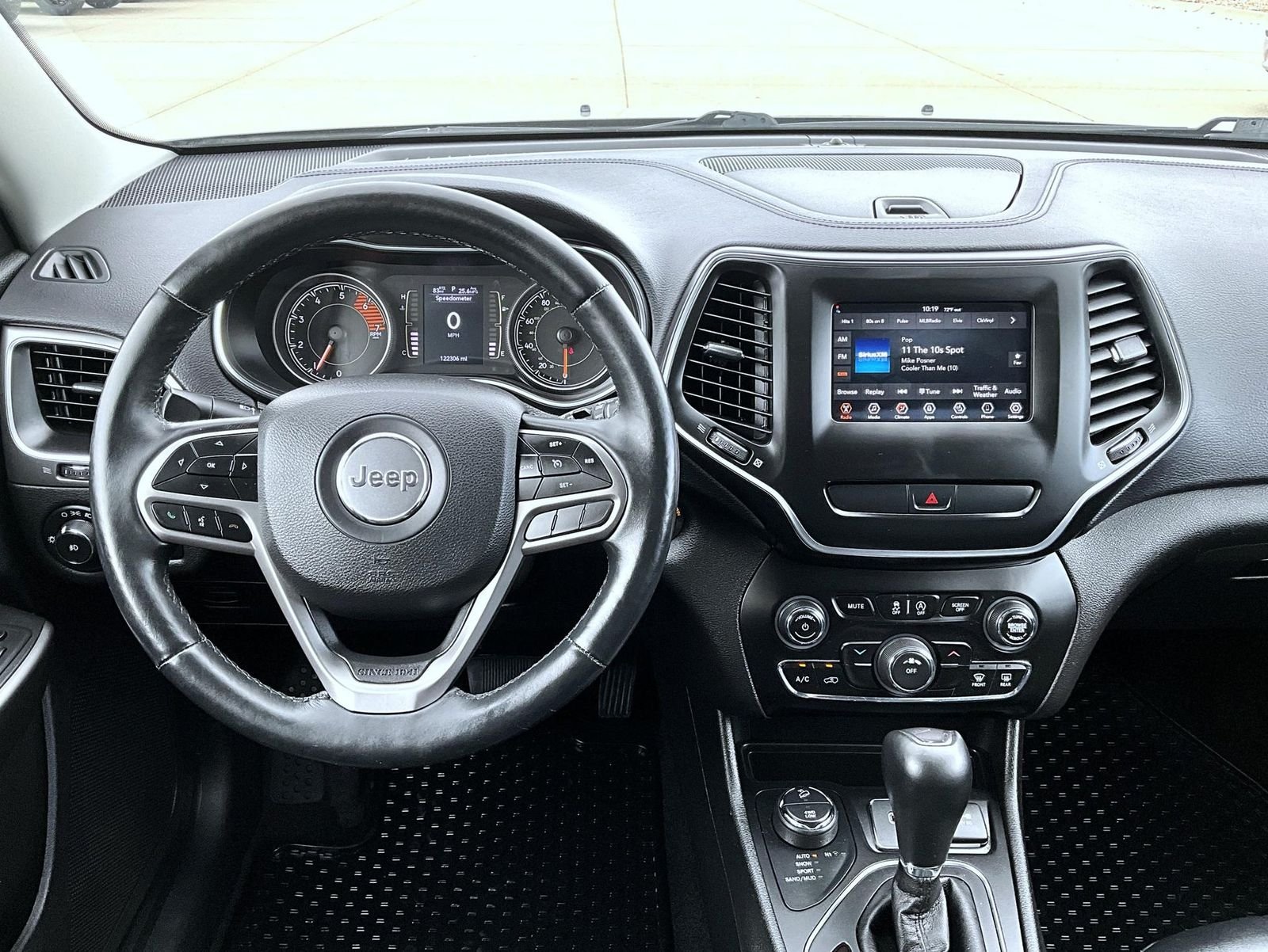 Used 2019 Gray Jeep Latitude Plus image 12