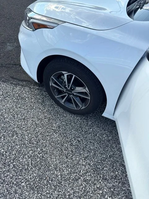 Used 2024 White Kia LXS image 3