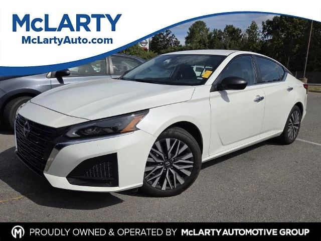 Used 2024 White Nissan 2.5 SV image 1