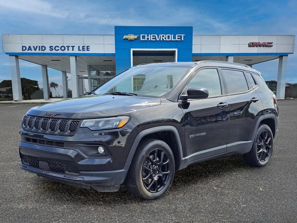 Used 2023 Diamond Black Cry Jeep Altitude image 1
