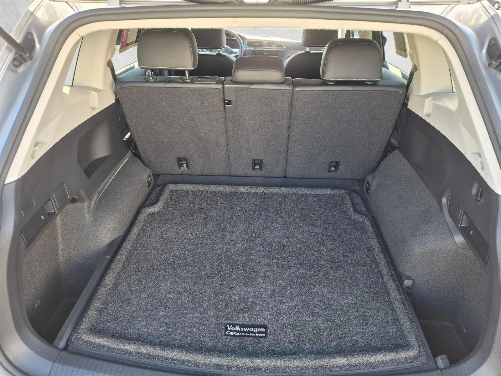 Used 2024 Pyrite Silver Metallic Volkswagen SE image 6