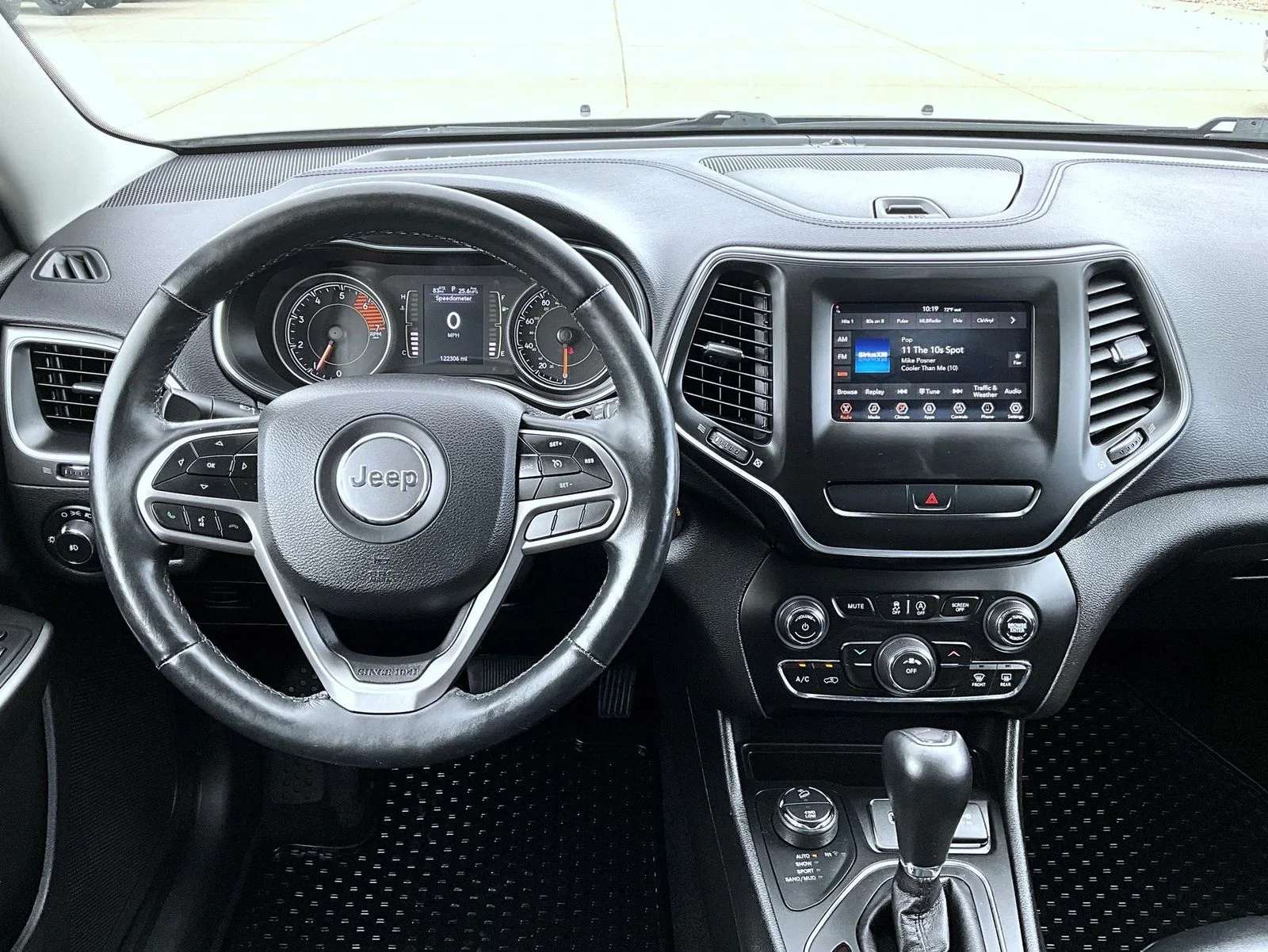 Used 2019 Gray Jeep Latitude Plus image 12
