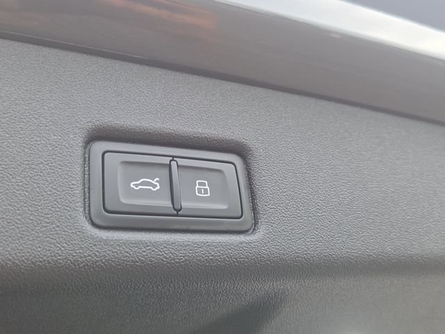 Used 2025  Audi 2.0T Prestige image 18