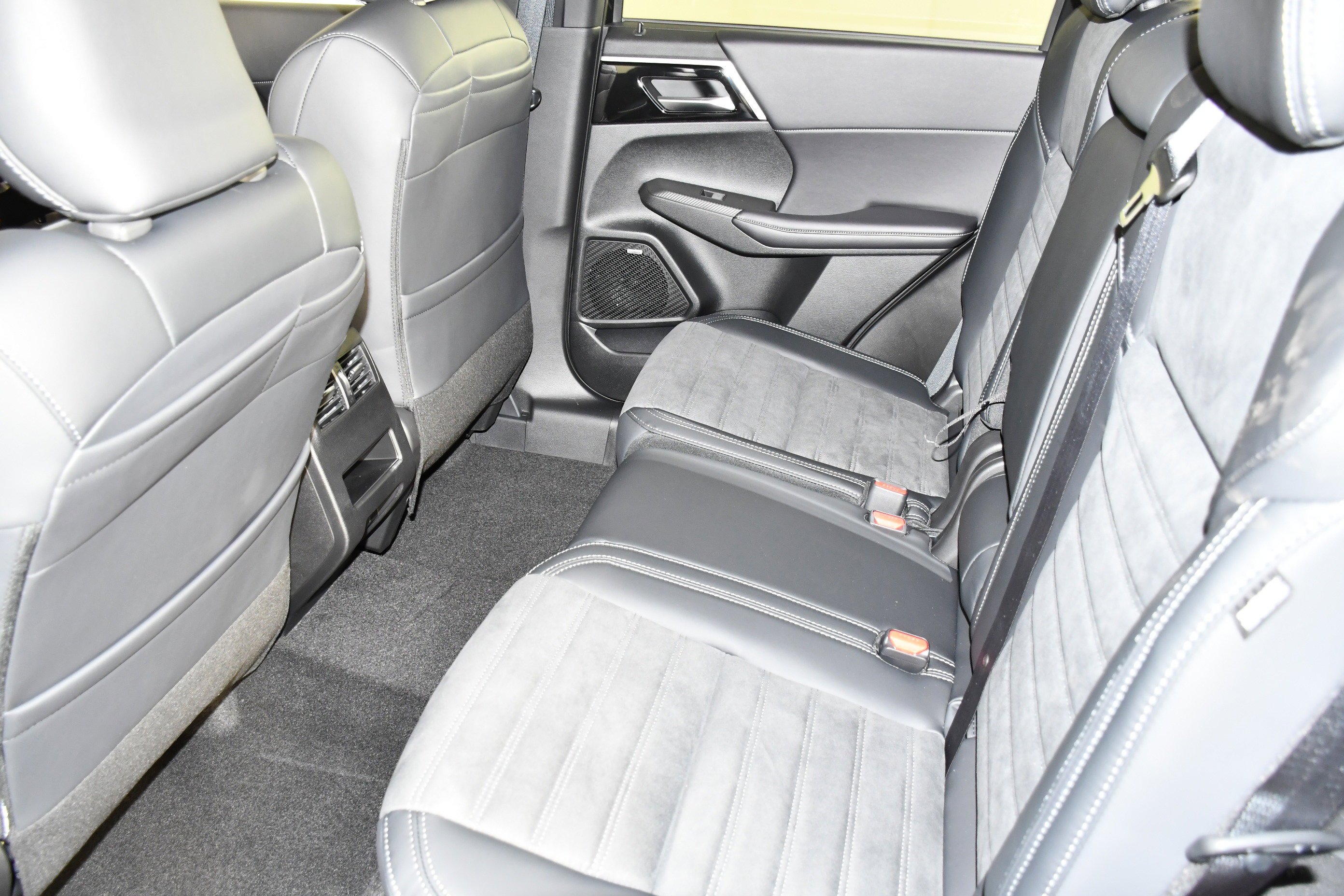 New 2026 Graphite Gray Mitsubishi SE image 15