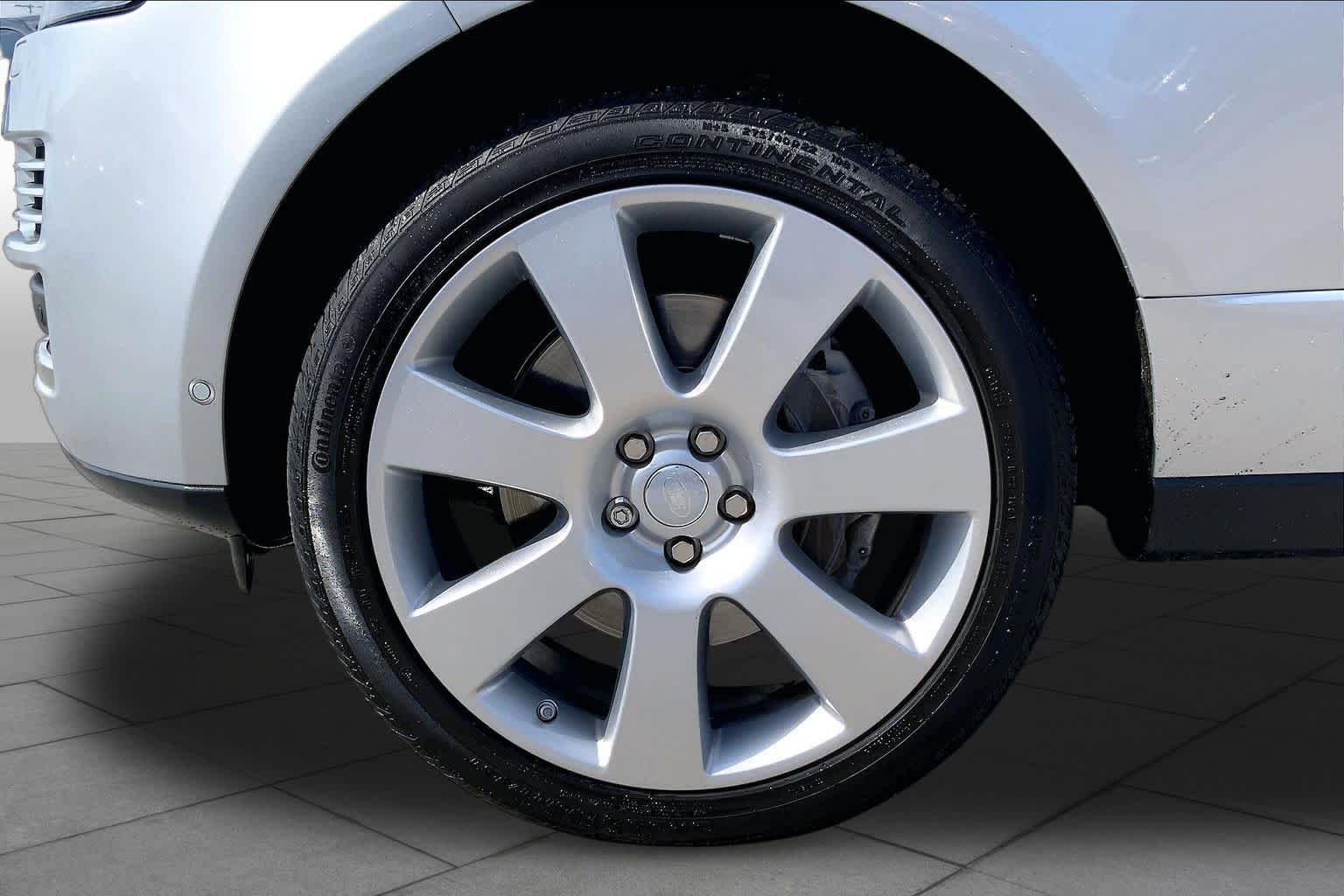 Used 2017 Silicon Silver Metallic Land Rover  image 11
