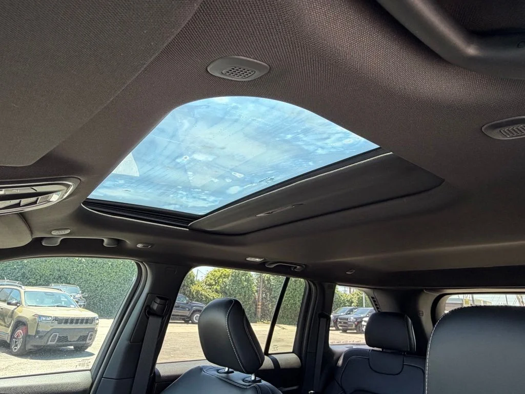 New 2026 Diamond Black Crystal Pearl-Coat Exterior Paint Jeep Laredo image 22