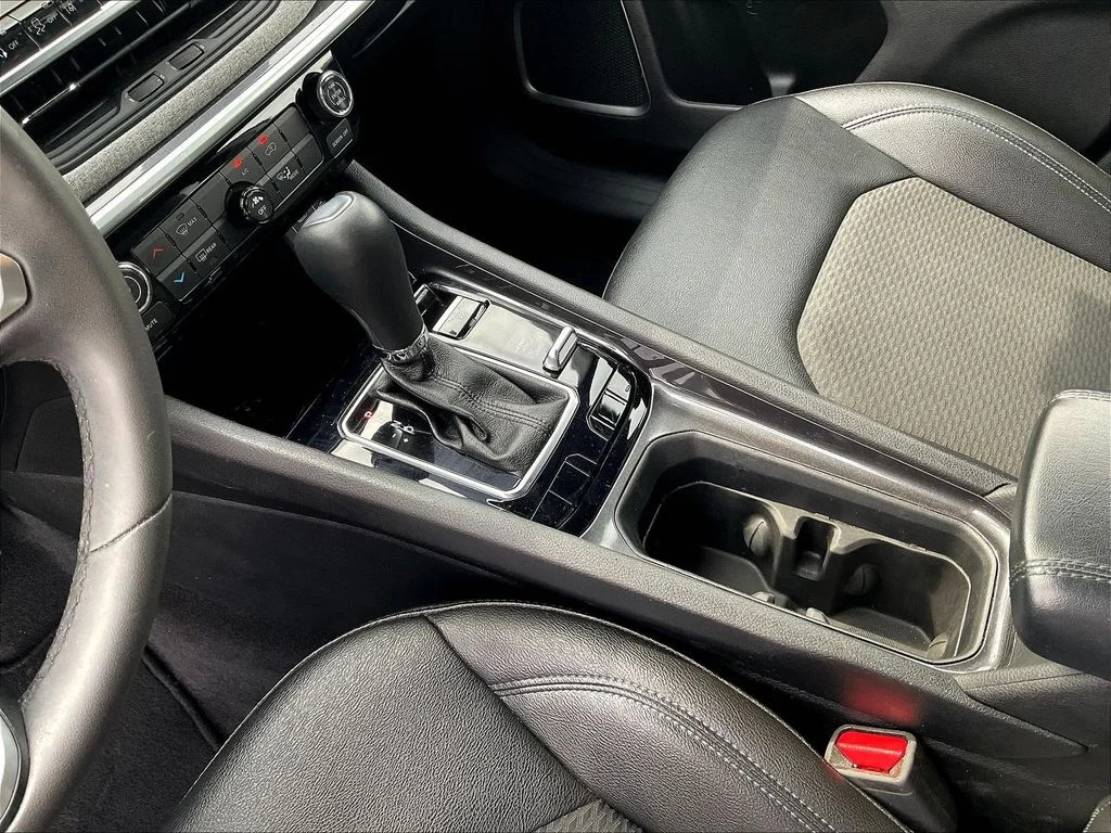 Used 2024 Silver Zynith Metallic Clearcoat Jeep Latitude image 21