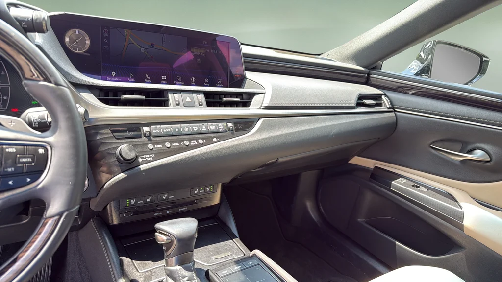 Certified Used 2020 White Lexus 300h image 25