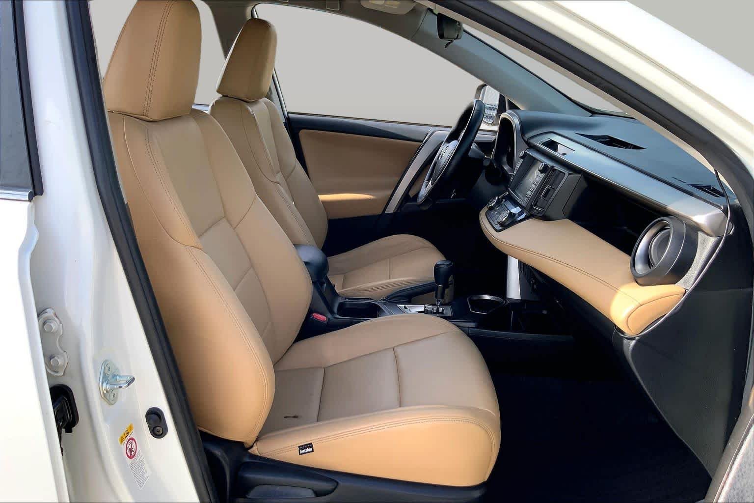 Used 2018 Super White Toyota XLE image 9
