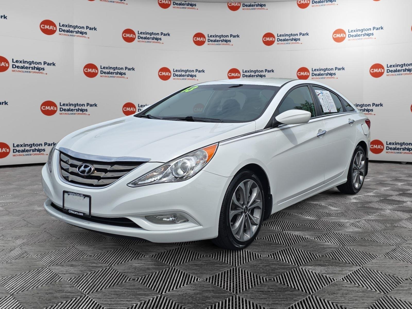 Used 2013 Shimmering White Hyundai SE image 3
