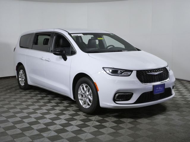2025 Chrysler Pacifica Select's photo