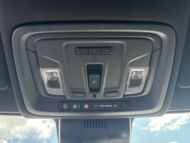 Used 2025 Summit White GMC AT4 image 22