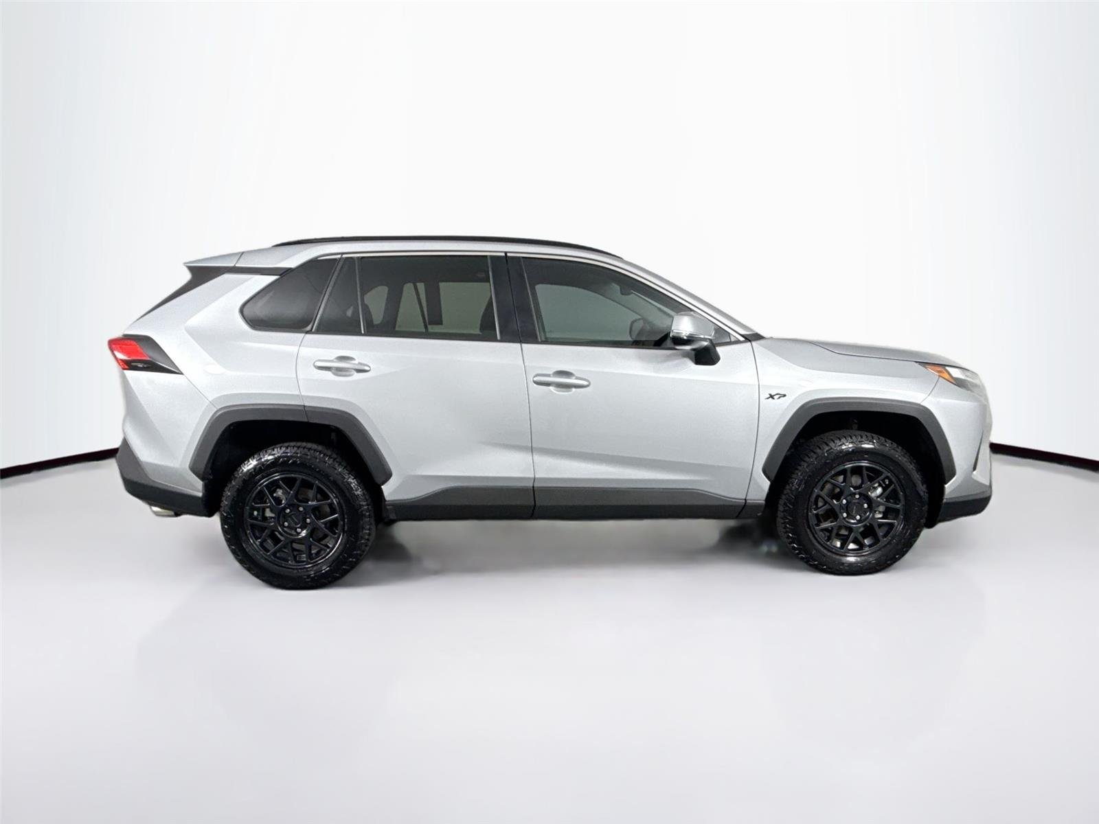 Used 2022 Silver Sky Metallic Toyota XLE image 9