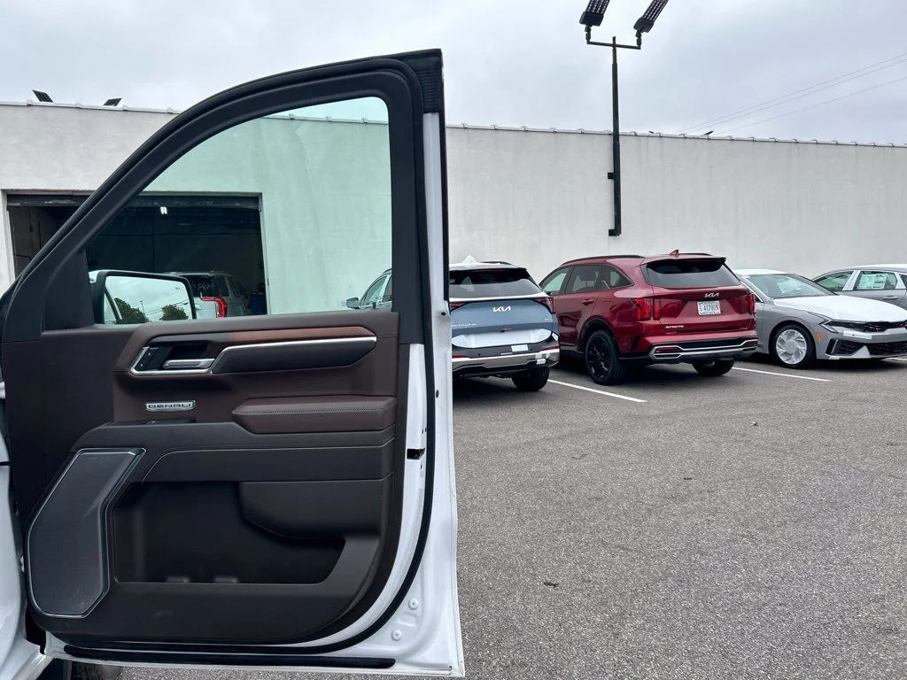 Used 2025 White GMC Denali image 19