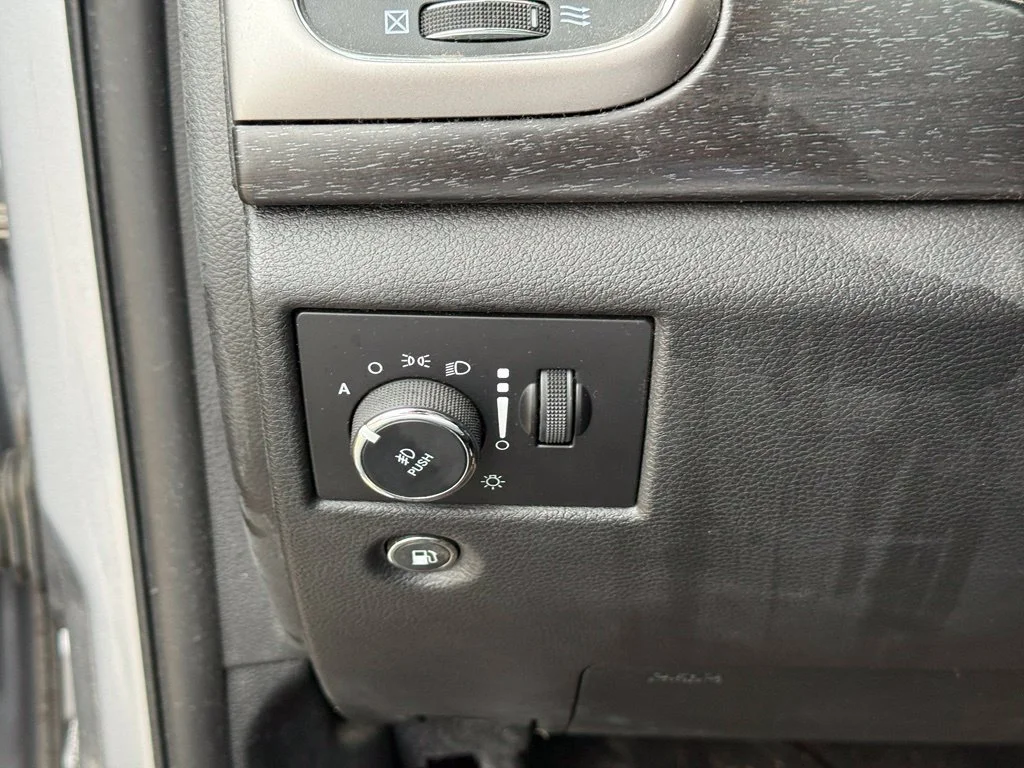 Used 2018 Silver Jeep Altitude image 18