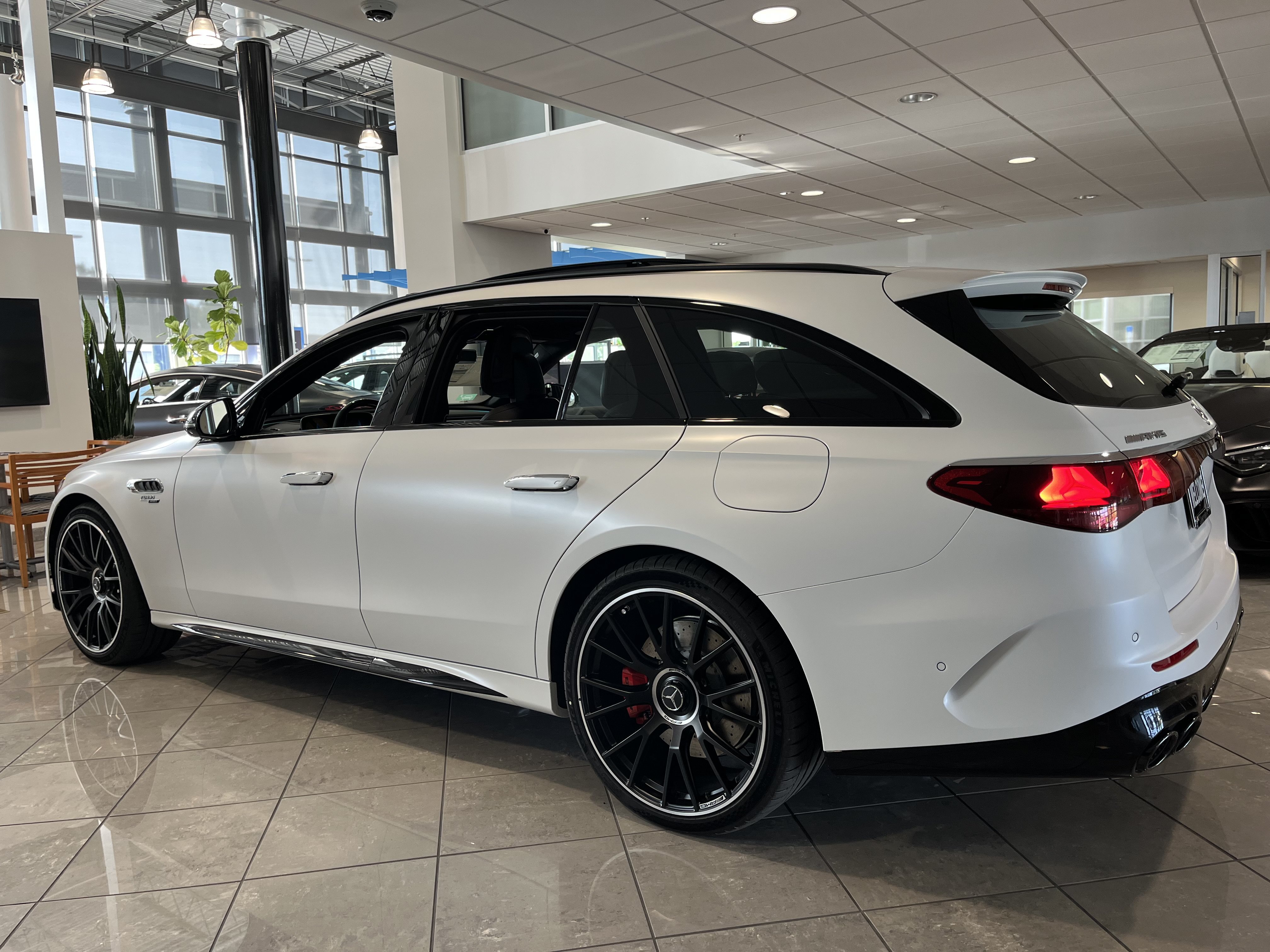 New 2026 MANUFAKTUR Moonlight White Magno Mercedes-Benz AMG® E 53 E image 3