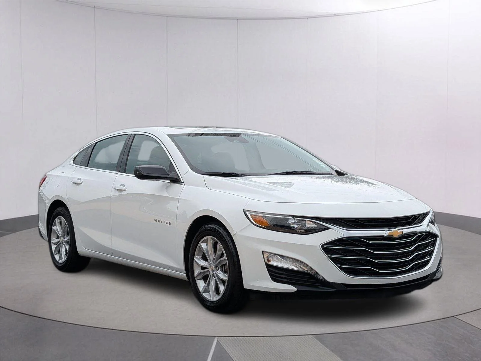 Used 2024 Summit White Chevrolet LT image 7