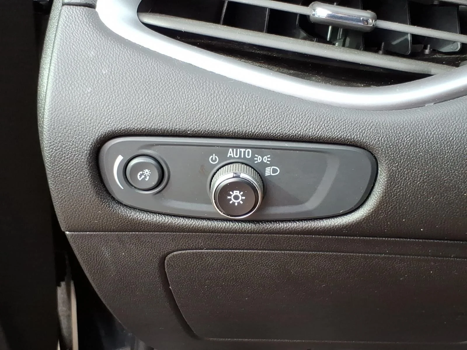 Used 2025 Mosaic Black Metallic Chevrolet LT image 16