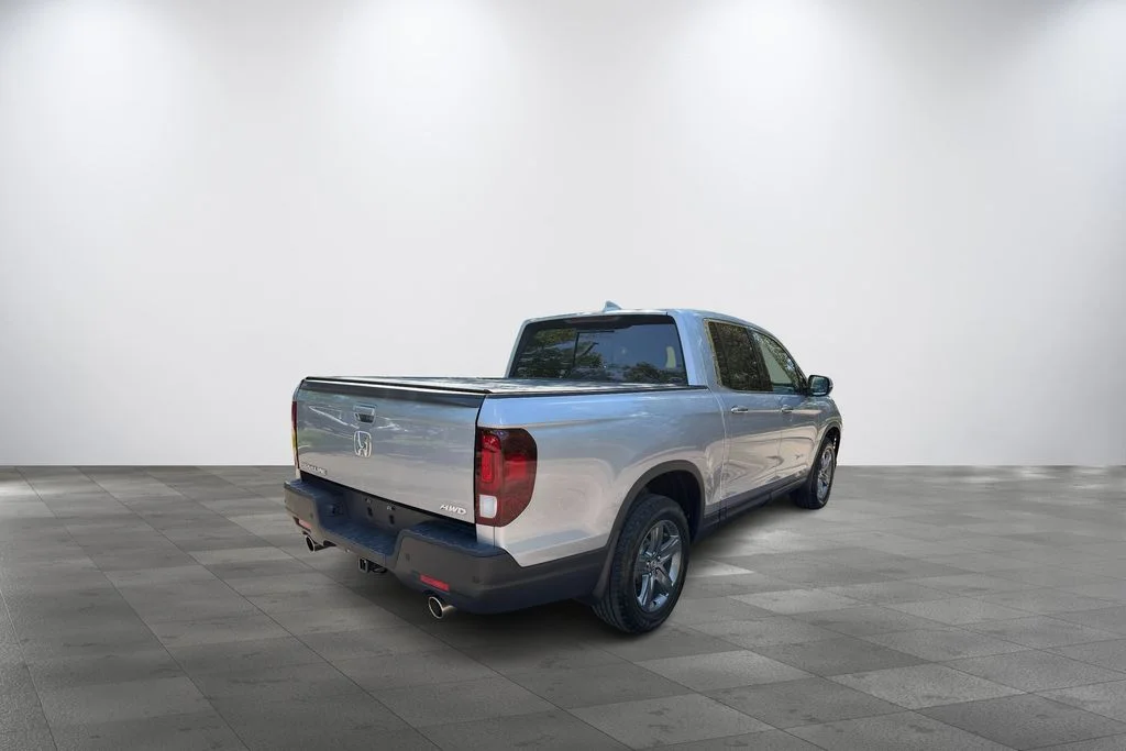 Used 2023 Lunar Silver Metallic Honda AWD RTL-E image 6