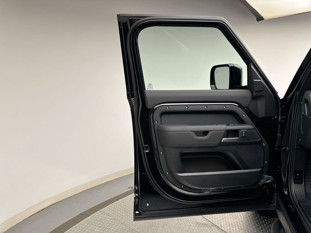 New 2026 Santorini Black Metallic Land Rover S image 17