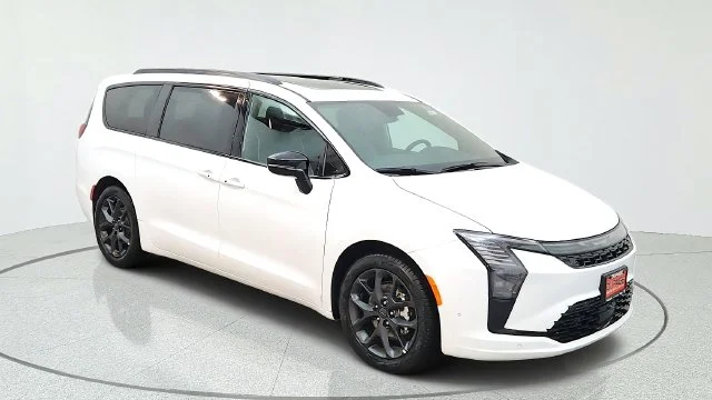 New 2027 Bright White Clear-Coat Paint Chrysler Limited image 15
