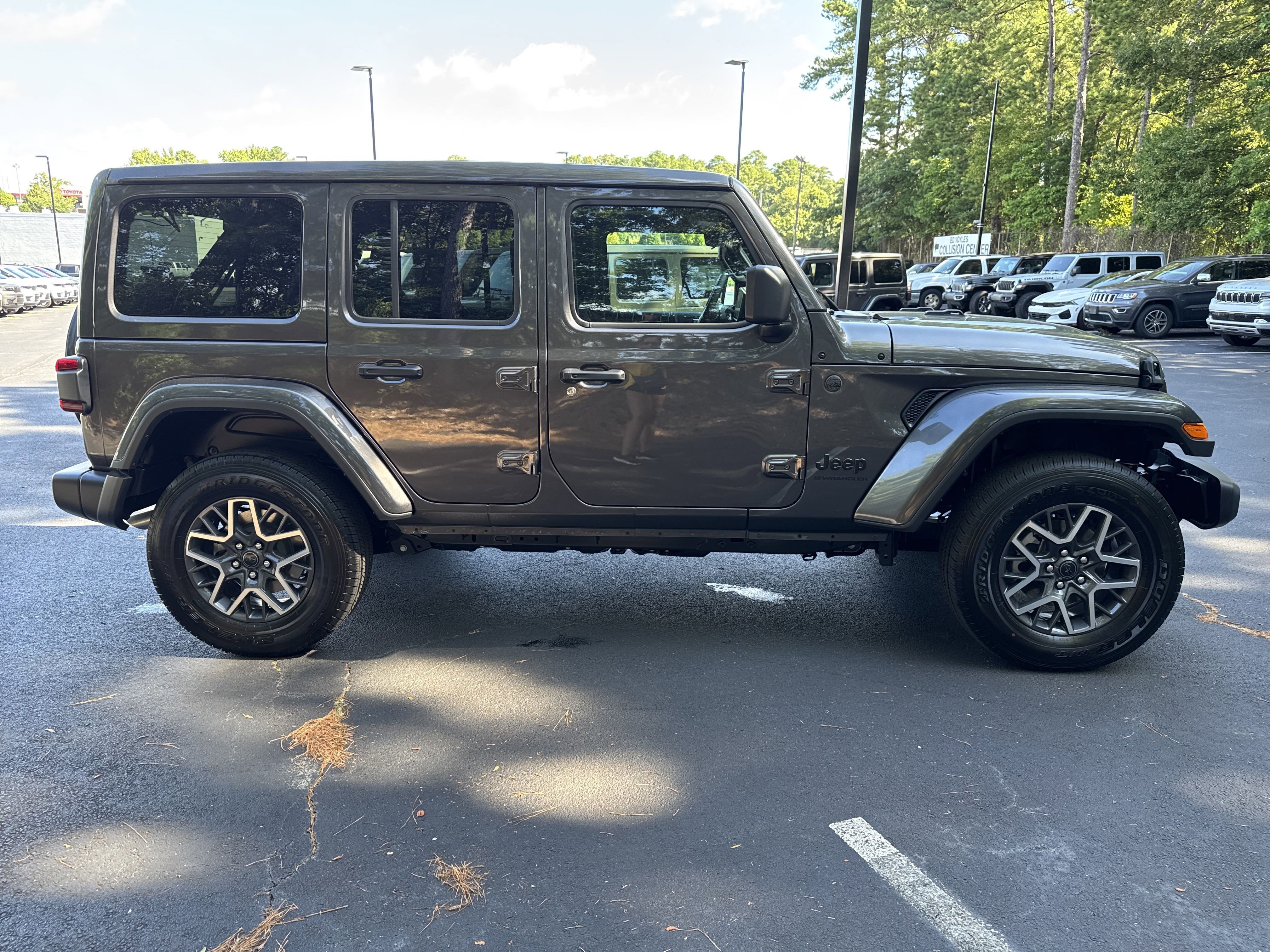 New 2025 Granite Crystal Metallic Clear-Coat Exterior Paint Jeep Sahara image 9