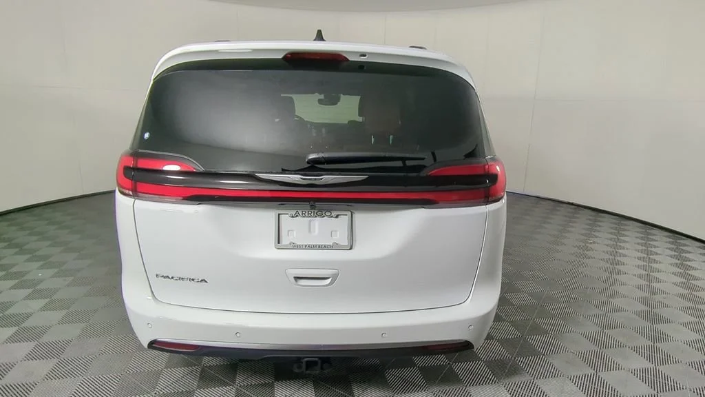 New 2026 Bright White Clear-Coat Exterior Paint Chrysler Pinnacle image 6