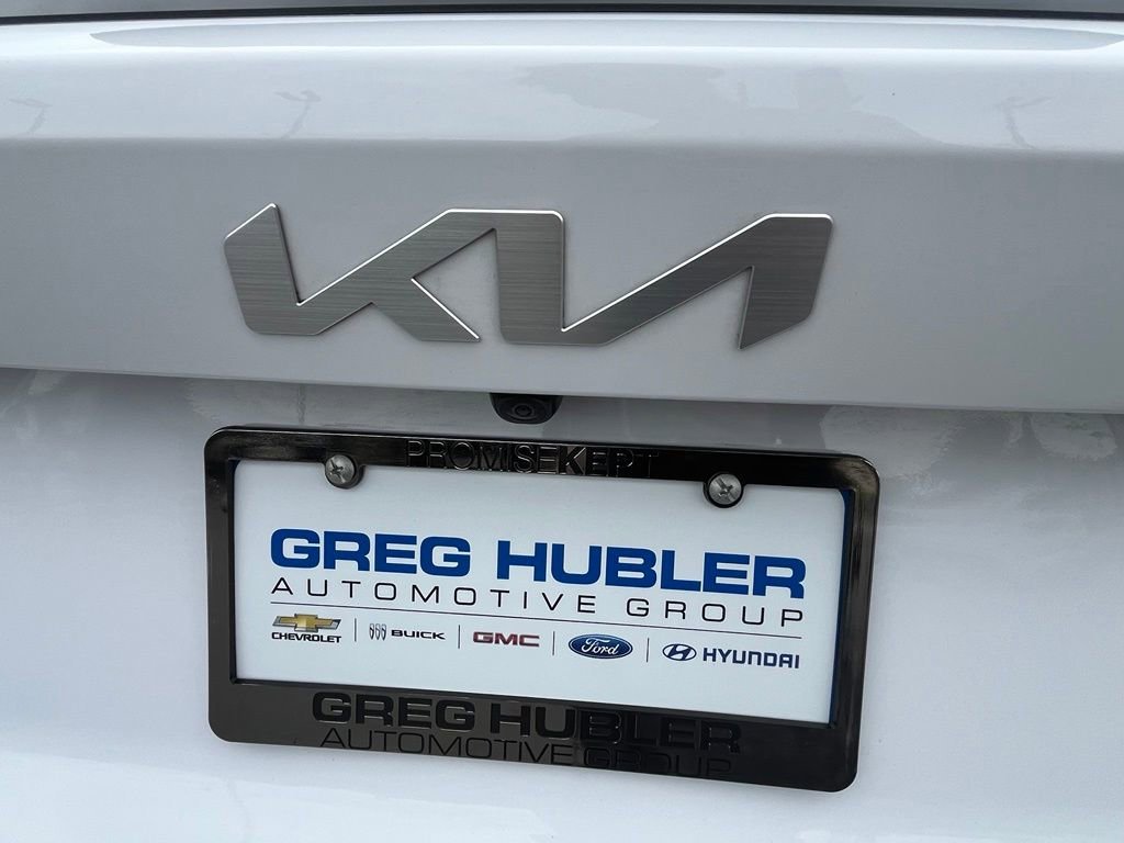 Used 2022 White Kia S image 17