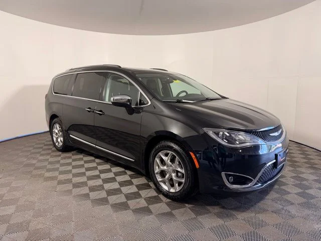 2018 Chrysler Pacifica Limited's photo