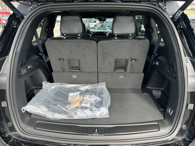 New 2026 Diamond Black Crystal Pearl-Coat Exterior Paint Jeep Altitude image 10
