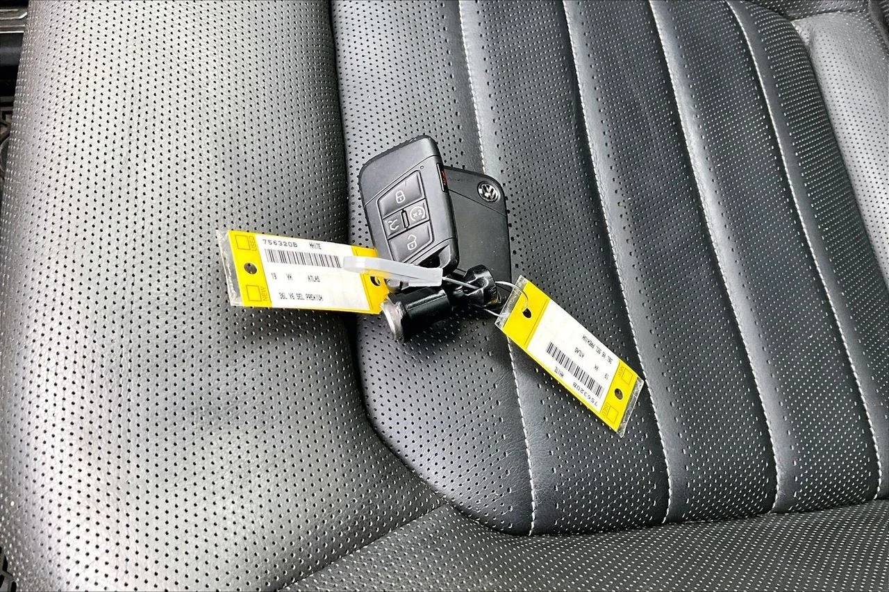 Certified Used 2019 White Volkswagen SEL Premium image 33