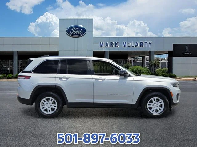 Used 2023 Silver Jeep Laredo image 7