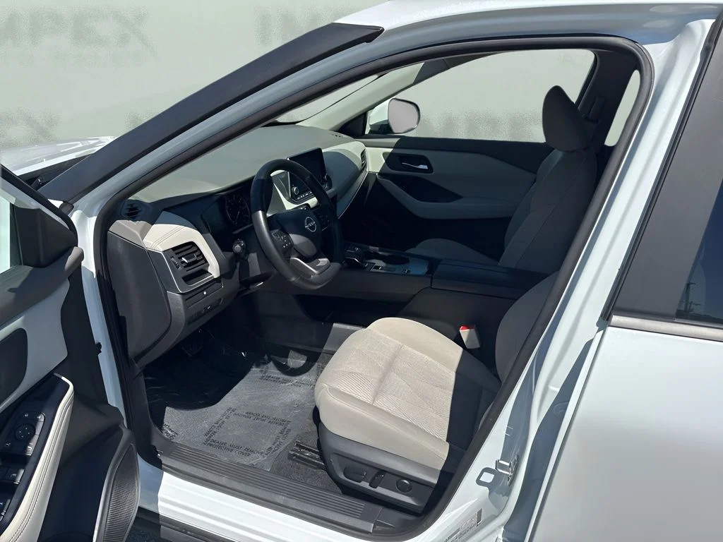 Used 2025 White Nissan SV image 9