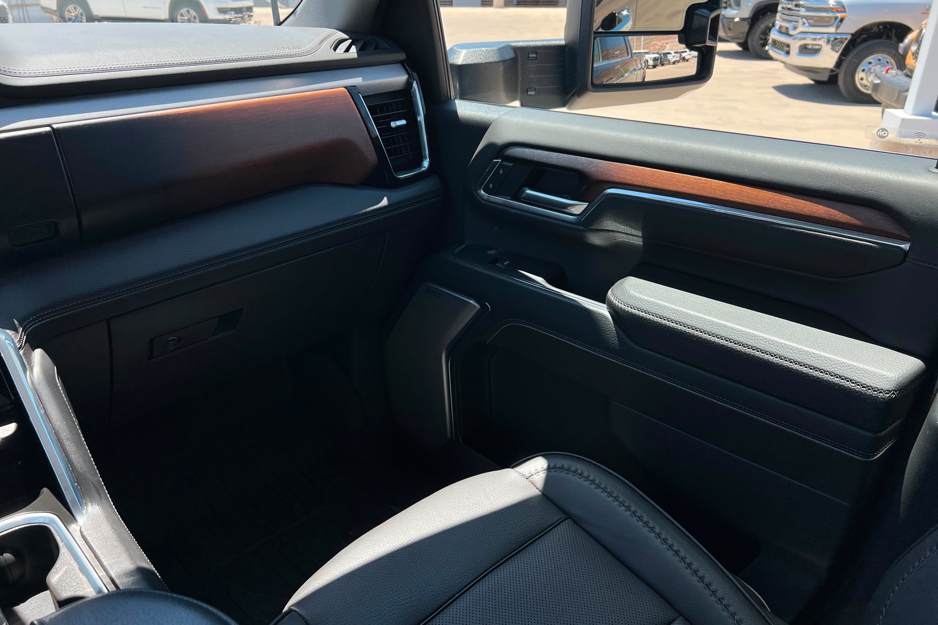 Used 2024 Onyx Black GMC Denali image 11