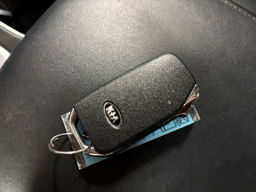 Used 2020 Black Kia S image 29