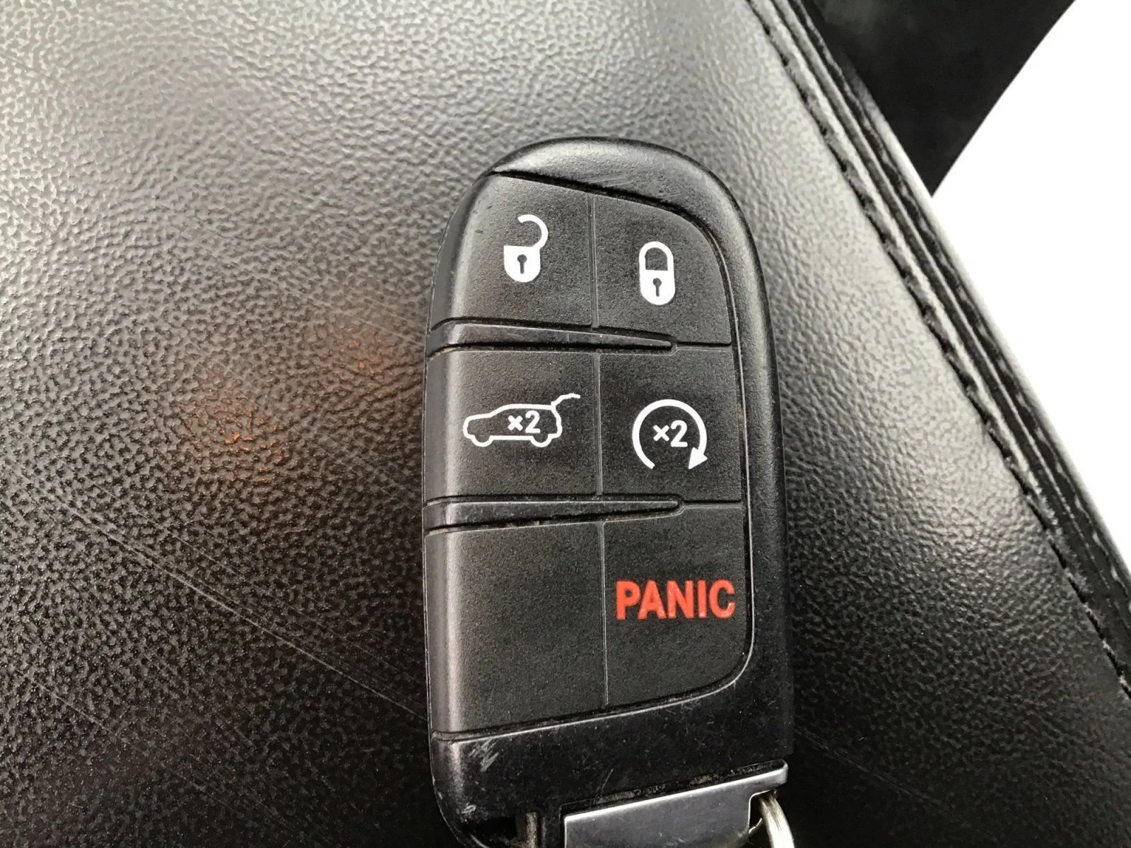 Used 2018 Diamond Black Crystal Pearlcoat Jeep Altitude image 30