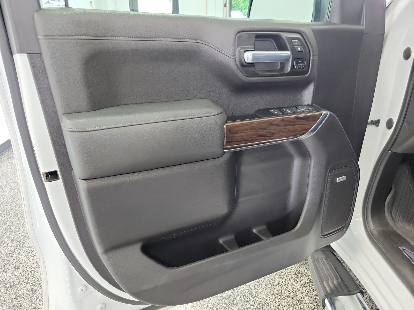 Used 2022 White GMC SLT image 6