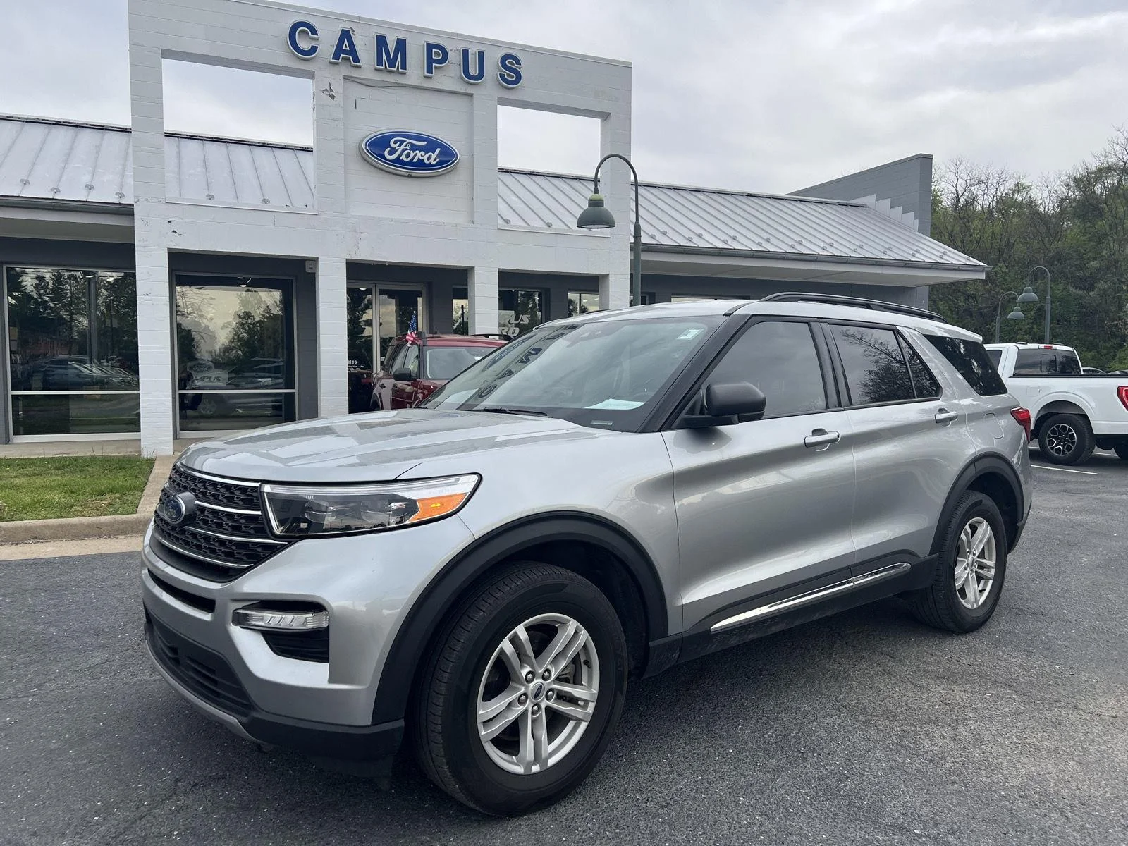 2023 Ford Explorer XLT 4WD's photo