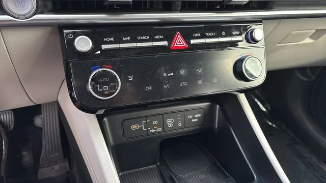 Used 2025 Black Hyundai SEL Convenience image 30