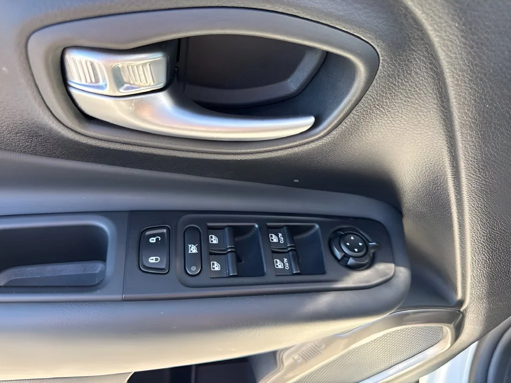 Used 2022 White Jeep Latitude image 24